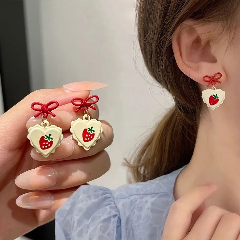 15爱心草莓耳钉